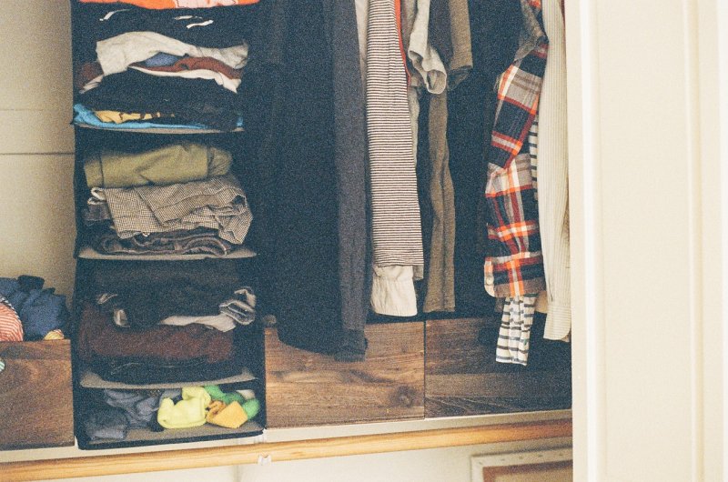 Jak odlehčit šatní skříni a bezpečně uschovat sezónní oblečení?