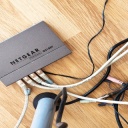 Jak skrýt nevzhledné, ale důležité kabely v bytě?