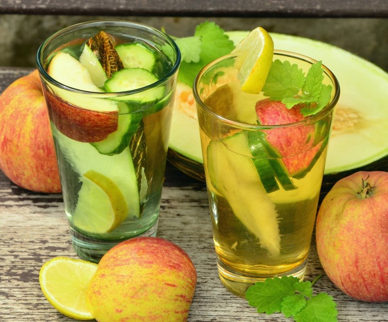 Zdravé nápoje, které osvěží a dokonale hydratují pleť v létě